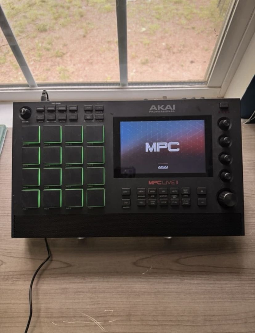 MPC Live 2 Bundle with Kickstand, Dust Cover, Charger, and Case good condition