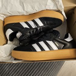 NEW ADIDAS SAMBA size 6 big boy