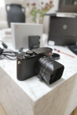 Leica Q 28mm Summilux f1.7 lens  mint!