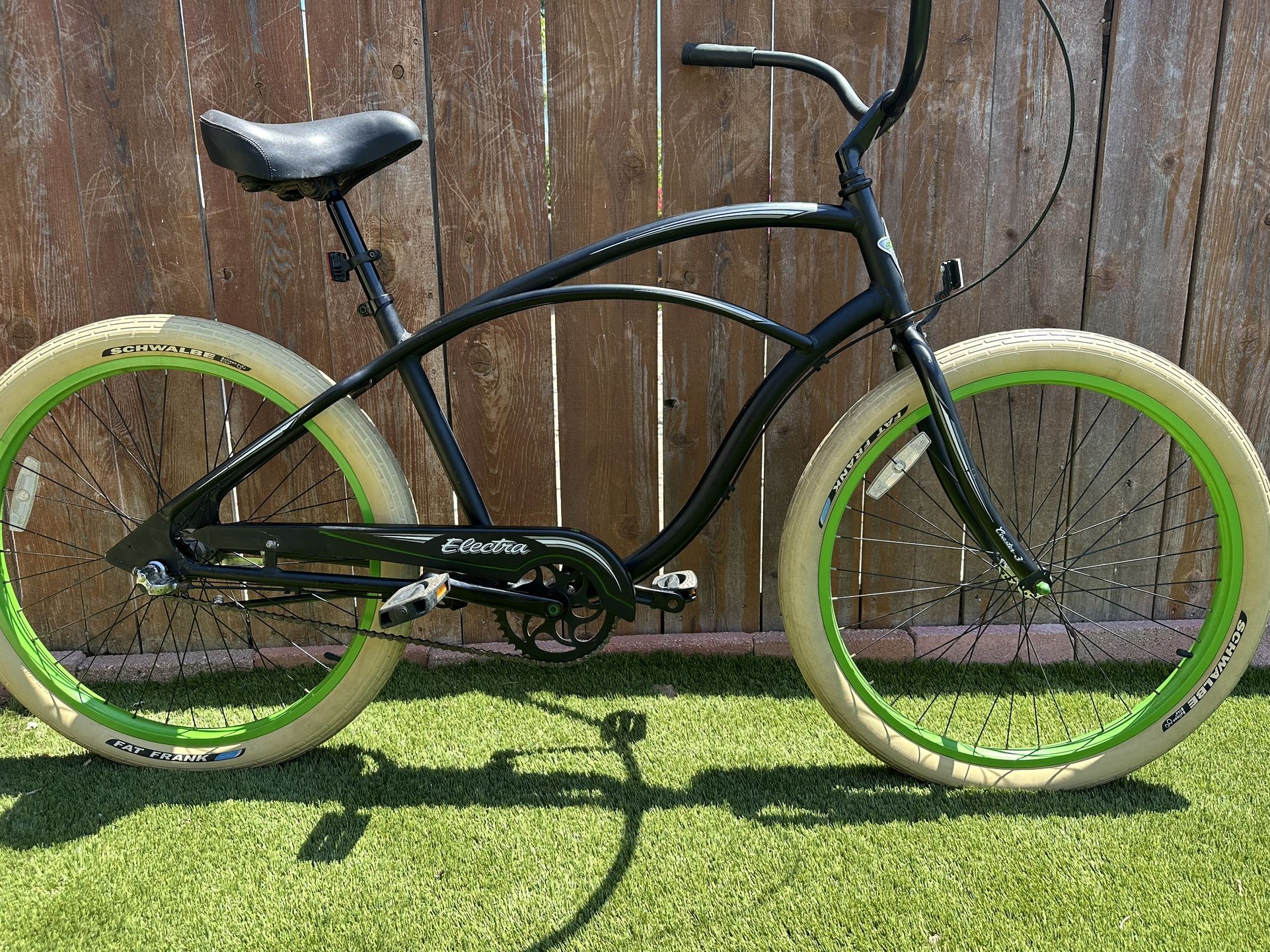 Electra Men’s 26inch Cruiser 3. Internal hub. Flat black. Great condition. Rides smooth like it should. It has that Monster