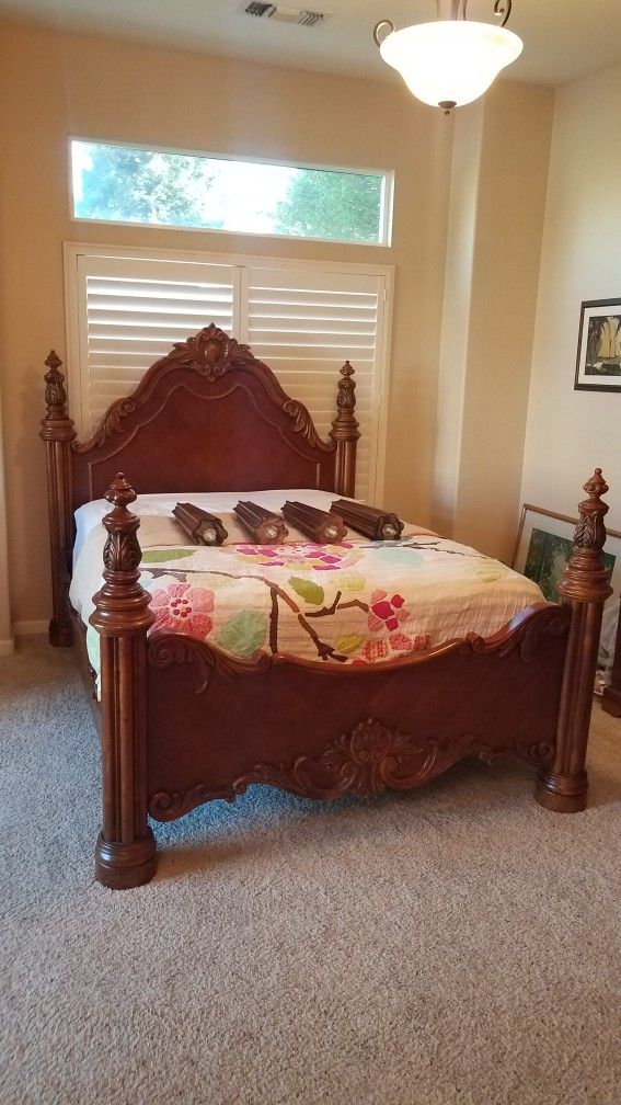 Pulaski Eduardian Queen Bedroom Set