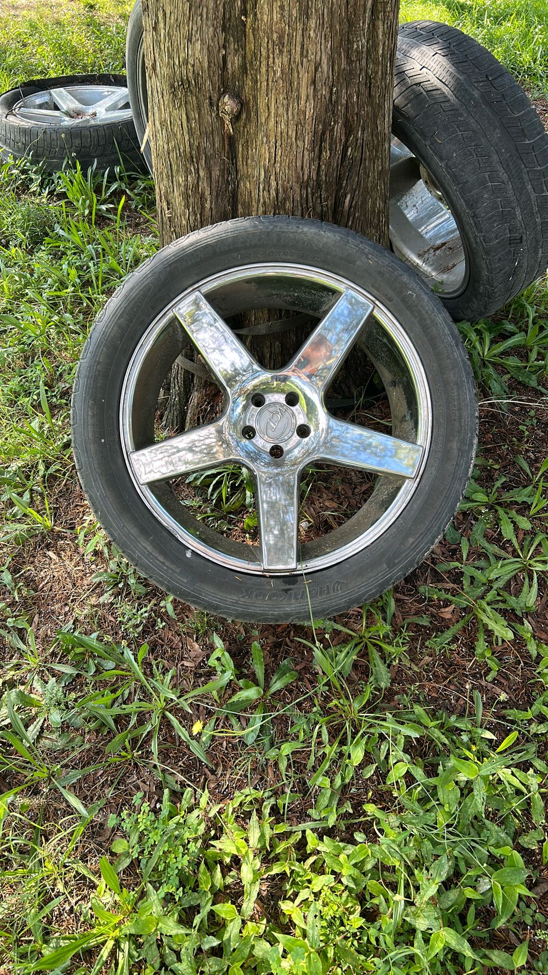Complete Set Of Like New 22in Chrome Rims . (5 Lug)