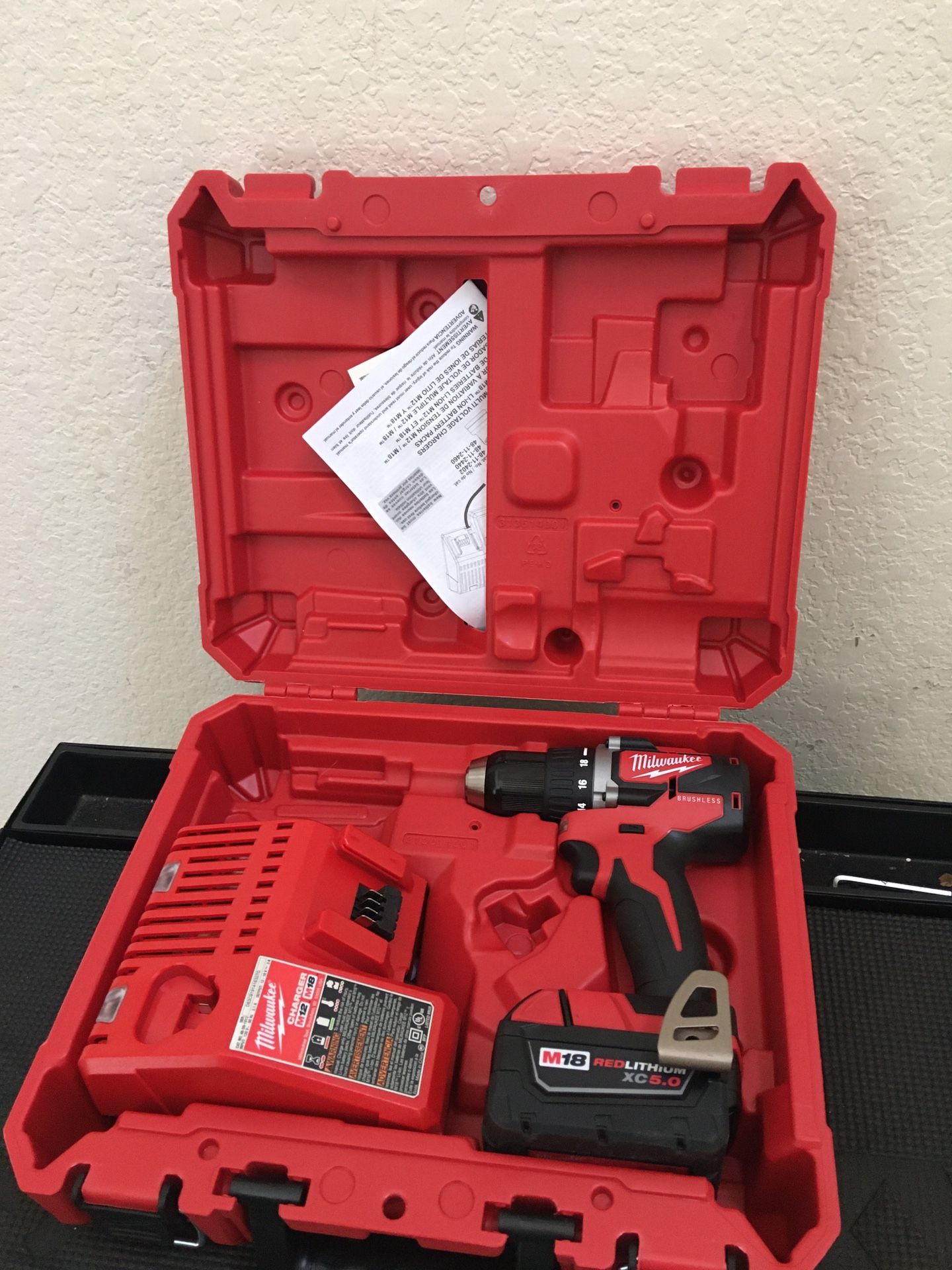 NEW MILWAUKEE M18 BRUSHLESS DRILL DRIVER/ BATTERY/ CHARGER