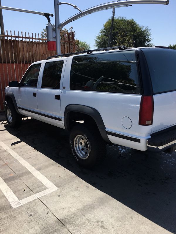 94 GMC Suburban 4WD Mint condition for Sale in Los Angeles