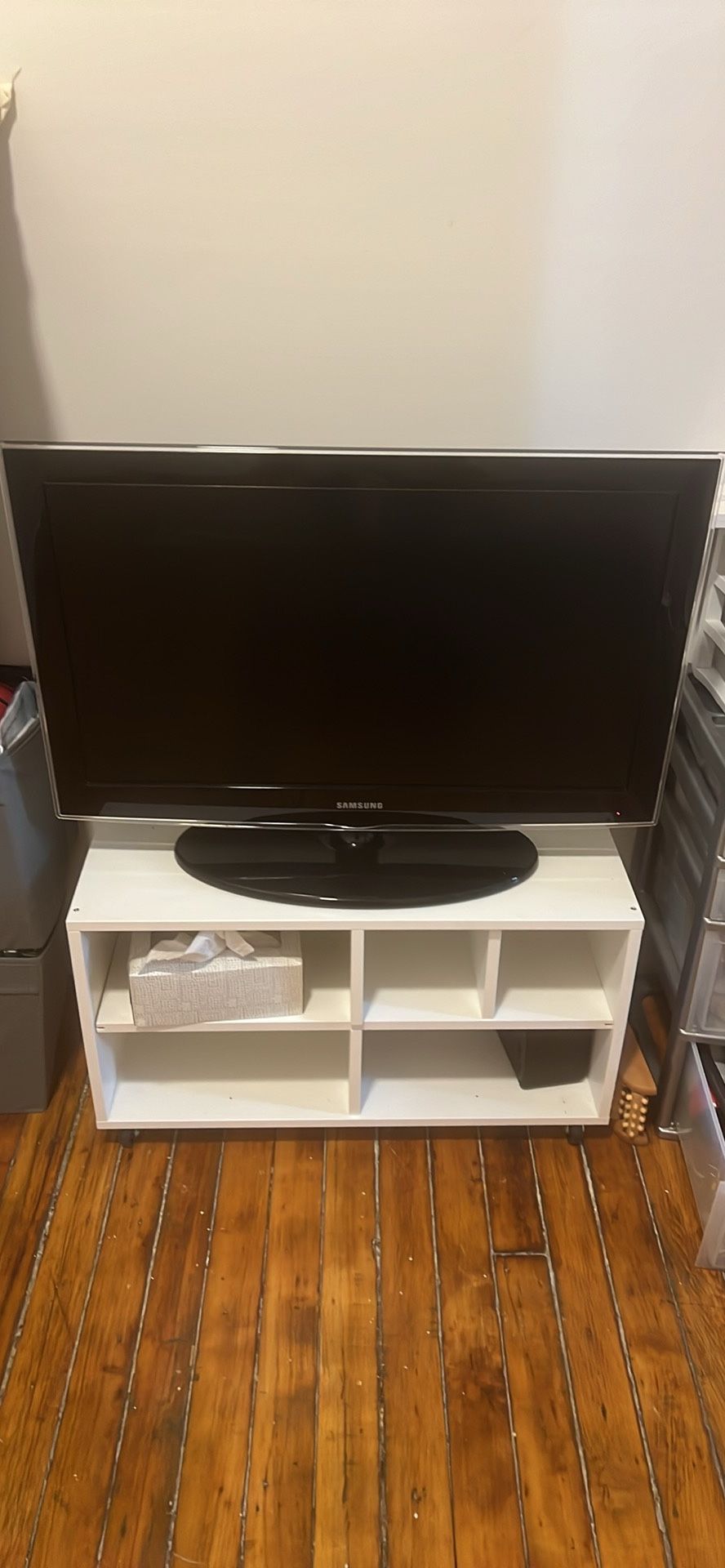 32 ‘ Samsung TV + Roku Stick