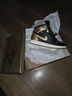 Air Jordan 1 Retro High OG Lifestyle - Black & Metallic Gold