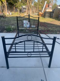 Bed frame twin