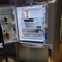 LG Refrigerator. Like New. No Dents .scratches Or Missing Parts