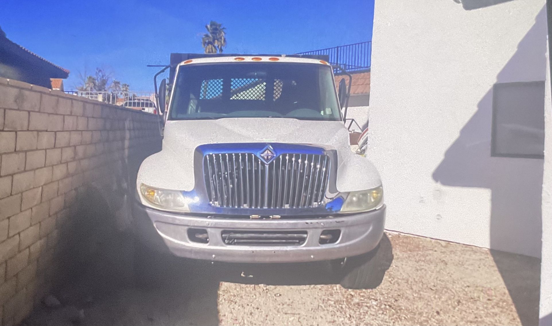 TRUCK / 365 CUMMINGS DIESEL MOTOR (RARE FIND) 35 FLATBED FULLY FUNCTIONAL