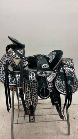 Montura charra de piel bordada