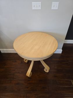 Beautiful Round Wooden Accent / End Table with Curved Pedestal Legs