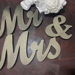 Mr and Mrs Sign With Bouquet