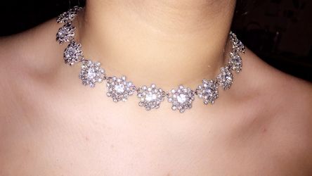 Faux diamond flowers necklace