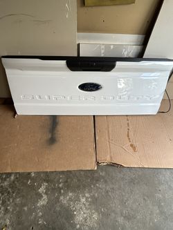21-26 Superduty Tailgate OE Ford like new ITake Off OEM White F-150 see pictures some cosmetic scratches.