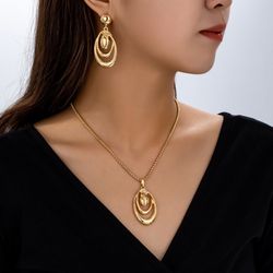 The multi-ring droplet-shaped earrings and necklace set in a small-scale fashion design is suitable for ladies for daily events and banquets.