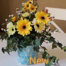 artificial flowers w/ceramic pot all materials are new🌻