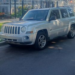 2009 Jeep Patriot A 2002 Honda CR-V  With 224k Mile Runs And Drives 3000 Obo 