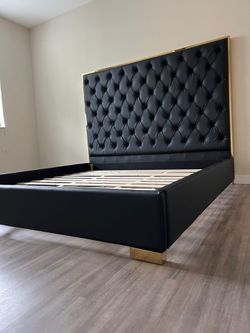 King bed frame / cama negra de piel