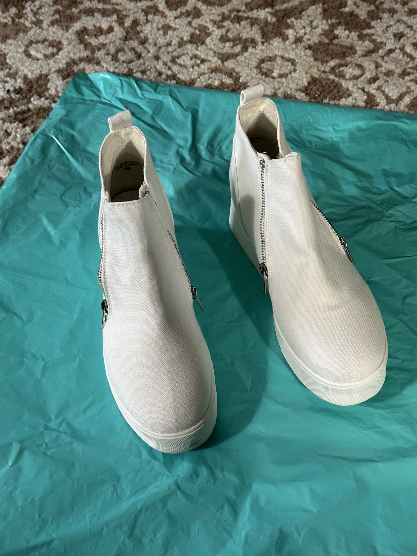 Soda White Ankle Sneaker Material Booties Clean Size 10 Double Zippers Easy On Great Condition Wedge Inside Boot