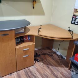 Corner Desk w/ Pullout Tray
