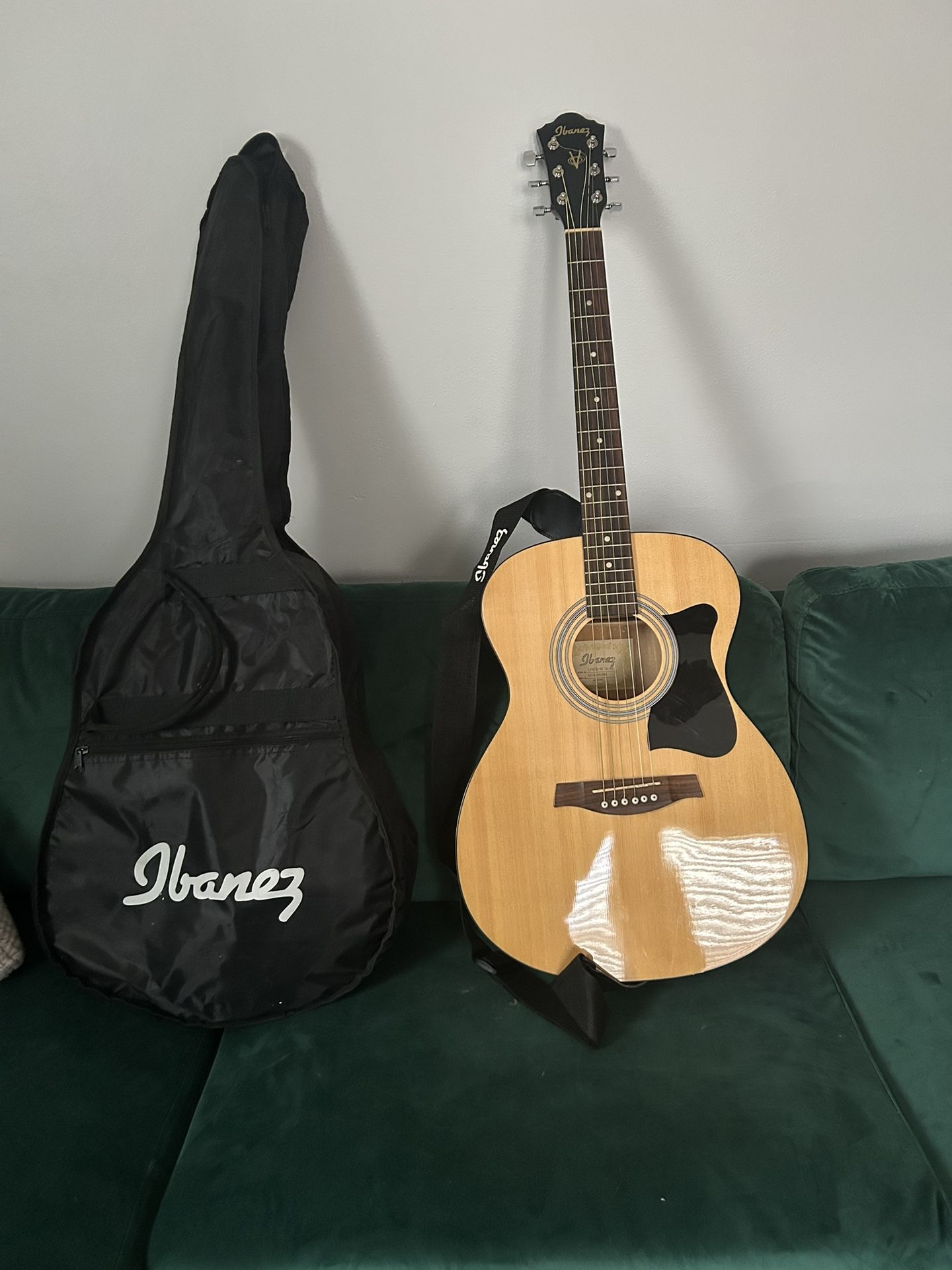 Ibanez acoustic guitar in excellent condition!