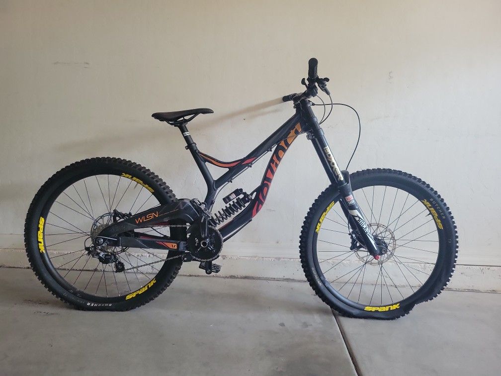 Mountain Downhill Bike Devince Wilson