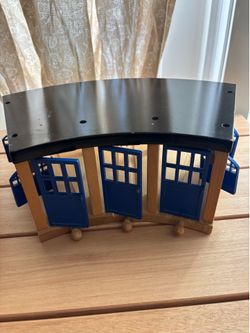 Vintage wooden Thomas shed