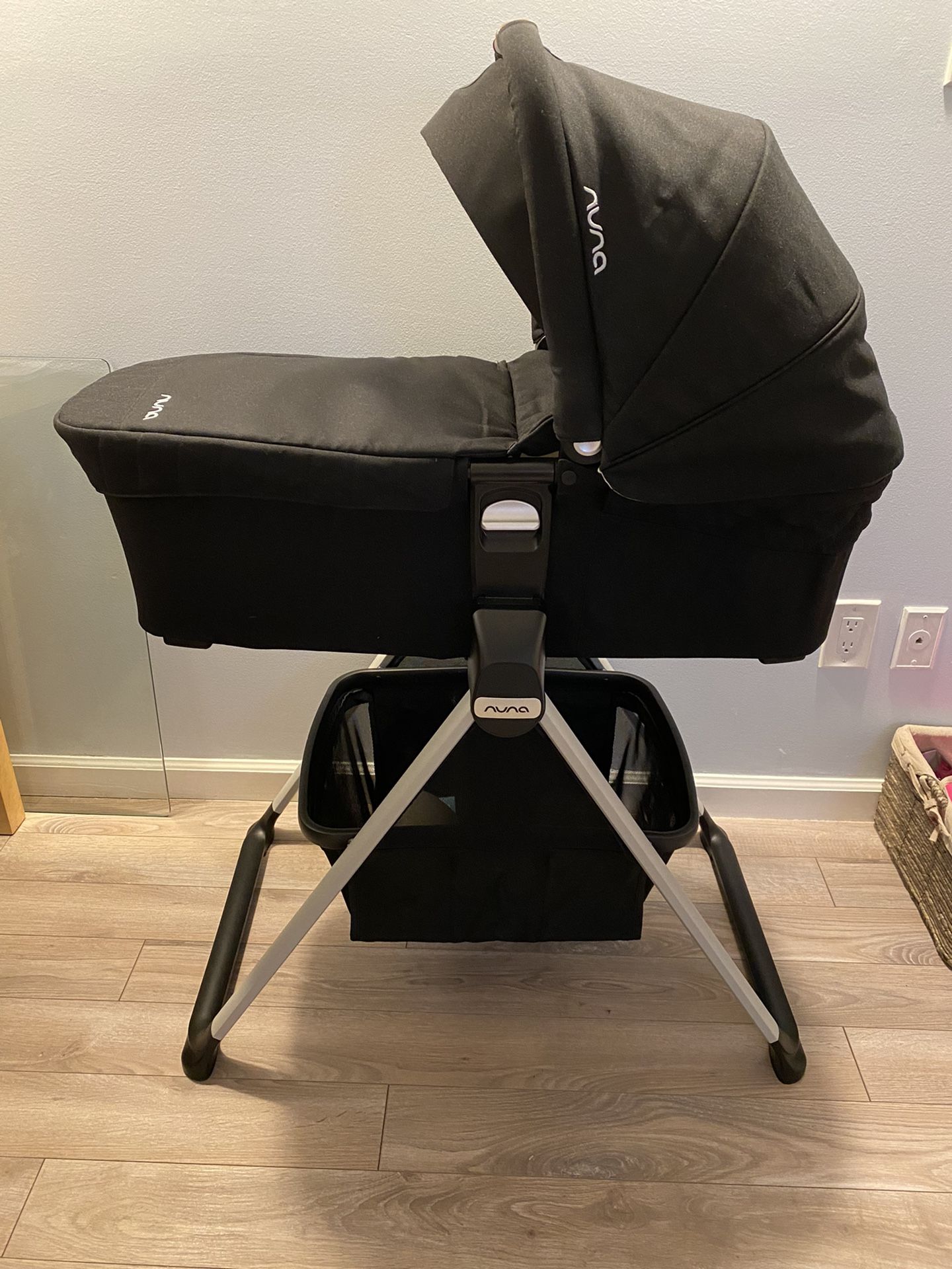 Nuna mixx best sale bassinet stand uk