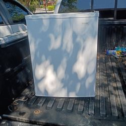 Sanyo Mini Fridge 25$