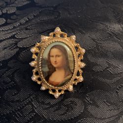 Mona Lisa Pin/ Pendant -Sarah Coventry