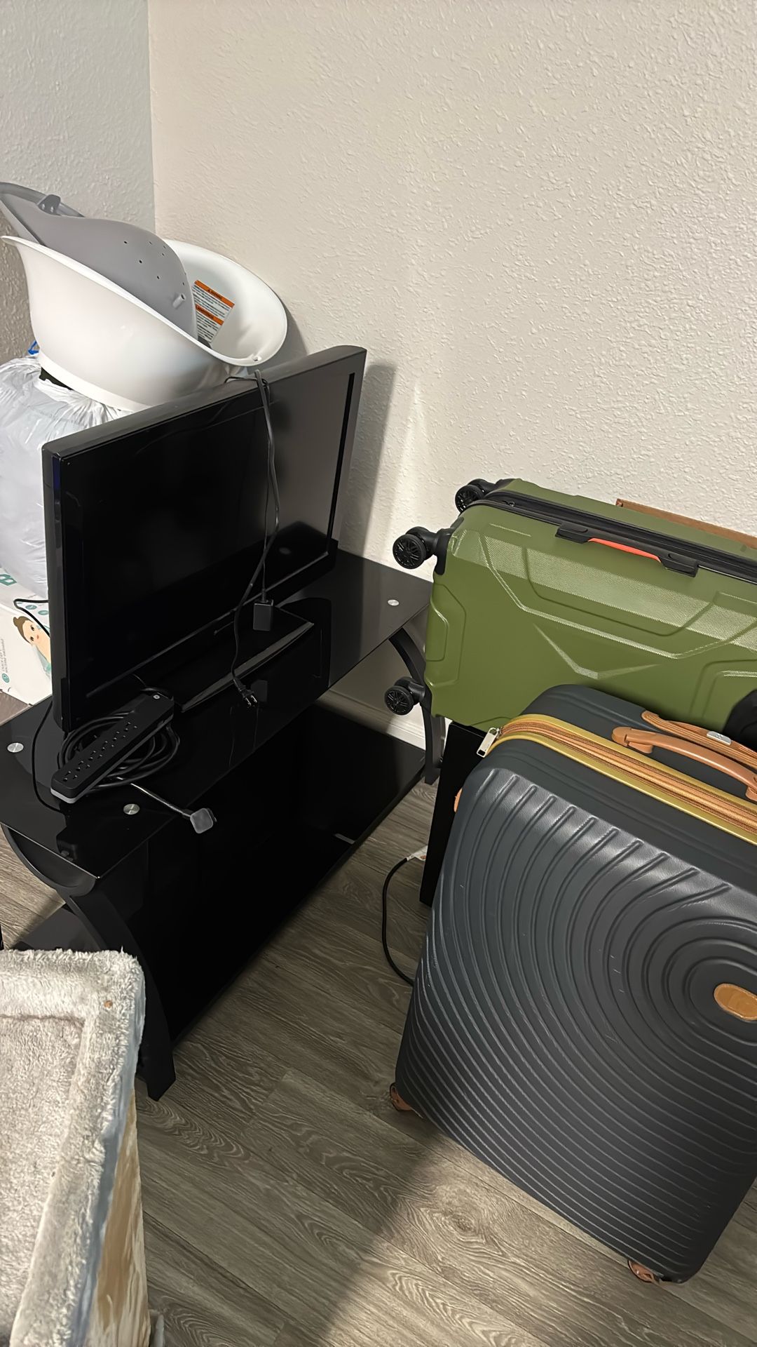 Tv / Tv Stand 