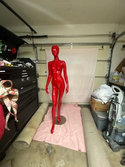 Female Fiberglass Retail Mannequin – Steel Base Included