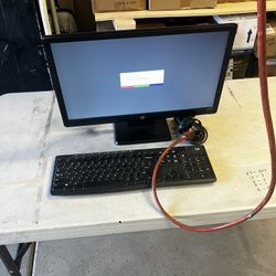 18 Inch Computer Monitor And Keyboard $25