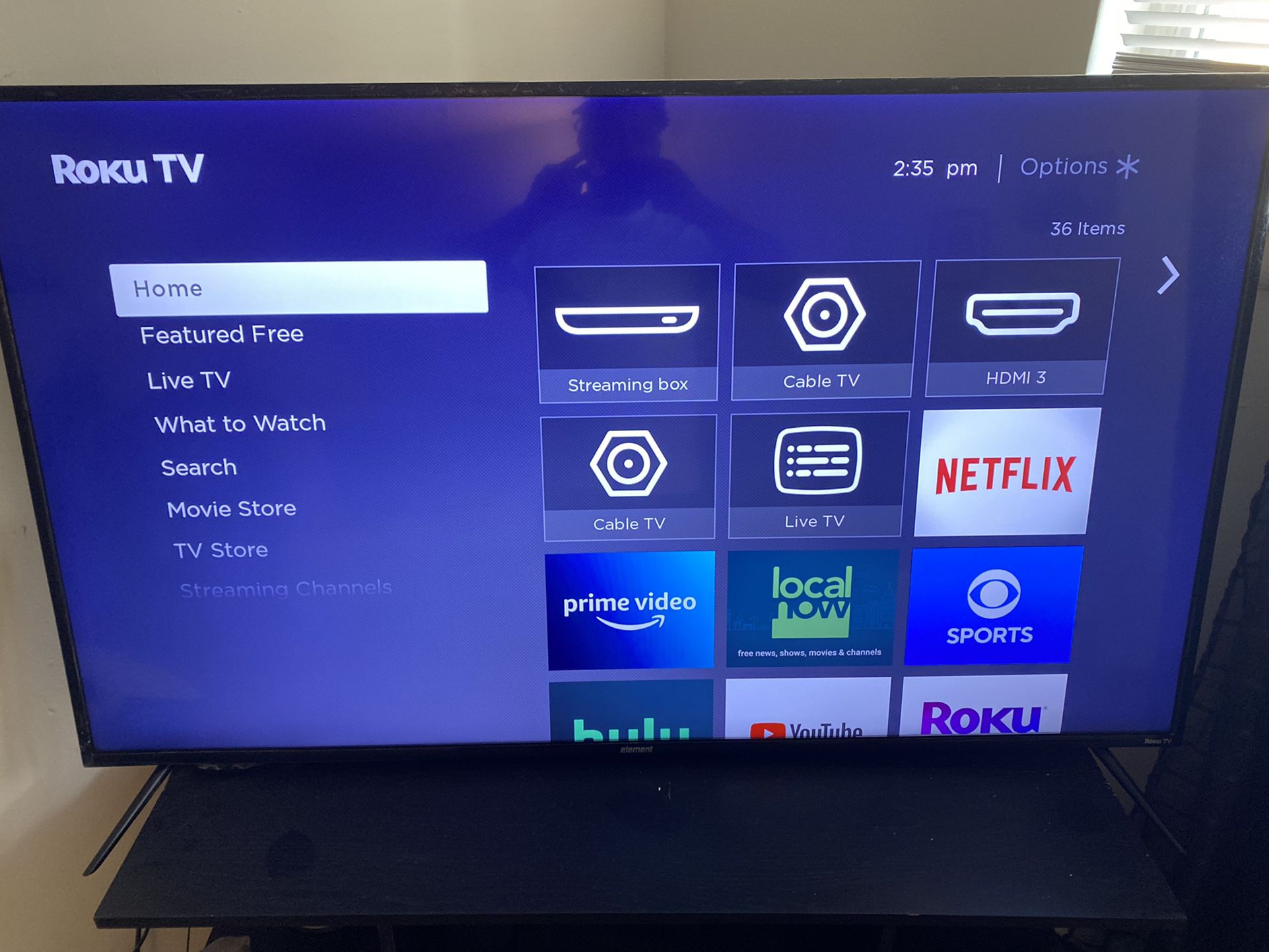 55 inch Roku TV with sound bar and bass