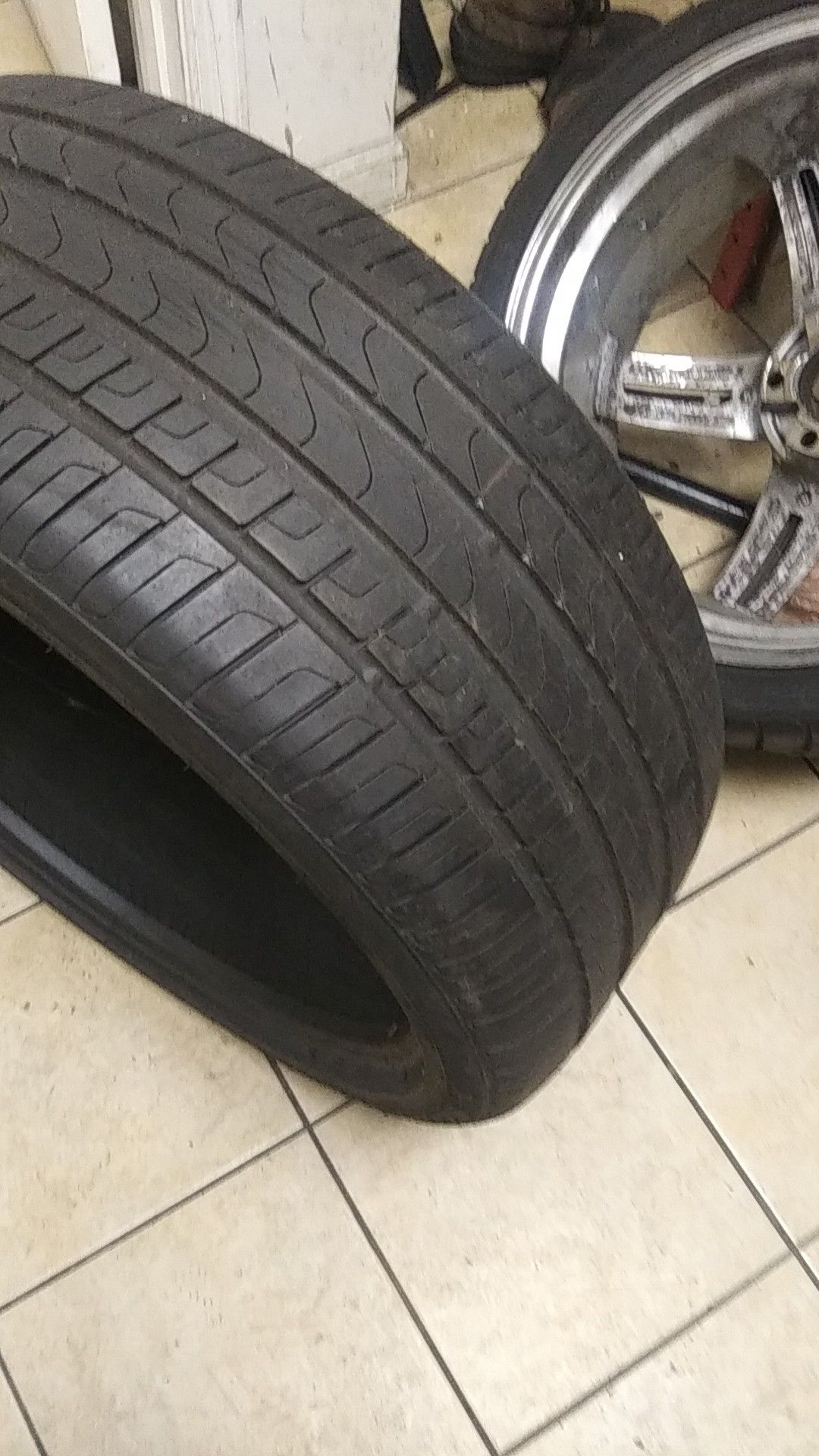 1 use tire Pirelli scorpion 275/35/22