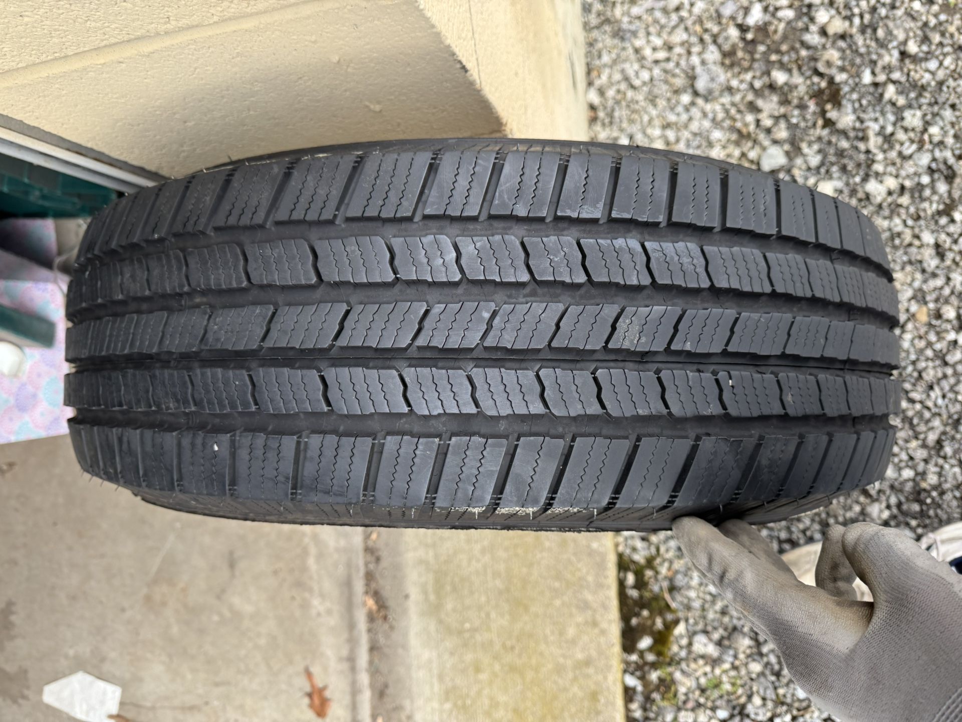 ONE Michelin Defender XTL M/S 225/65R17 Tires New Condition. 