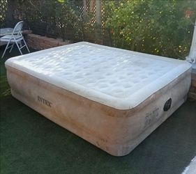 22" Queen Size Air Mattress with Air Pump