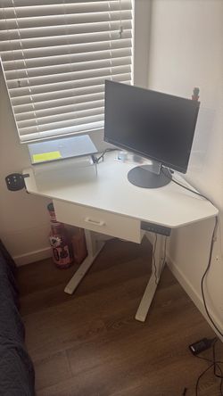 Desk: Adjustable Corner desk