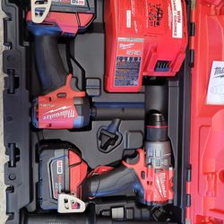 Milwaukee
M18 FUEL 18V Lithium-Ion Brushless Cordless Hammer Drill and Impact Driver Combo Kit (2-Tool) with 2 Batteries