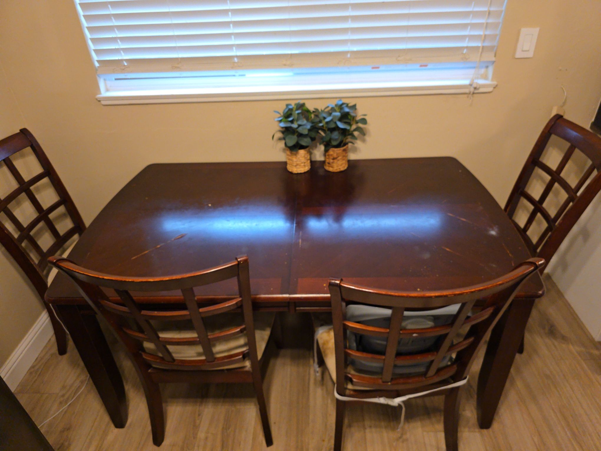 Dining Room Table And Chairs 