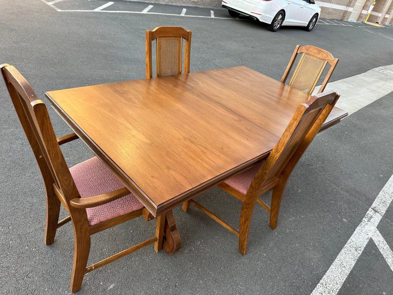 Dining Table With 4 Chairs / Mesa Con 4 Sillas 