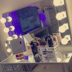 Vanity Mirror With Light Bulbs