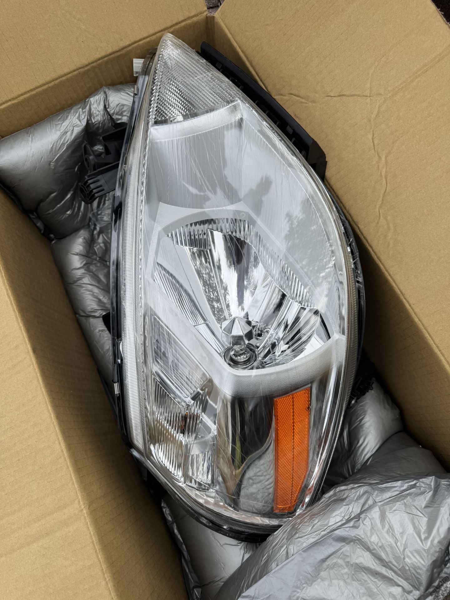 Headlights Set of 2 for Nissan Versa Sedan/Hatchback 2007-2011, LH/RH Brand New