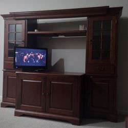 🤩🤩 BEST 🫴 OFFER!! Beautiful Crafted Wooden Entrainment Center With Storage And Cabinets🤩🤩 Excellent Condition