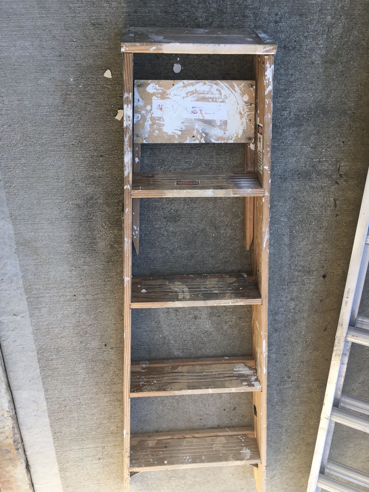 Ladder. Wood. 5 Feet.