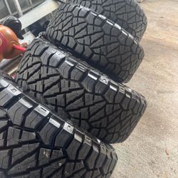 Gomas nuevas poco uso costaron $1800  quiero $1200 por Ellas NITTO 33x 12.50 R 20 LT