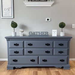 ✨🩶Beautiful Solid Oak Dresser 🩶✨