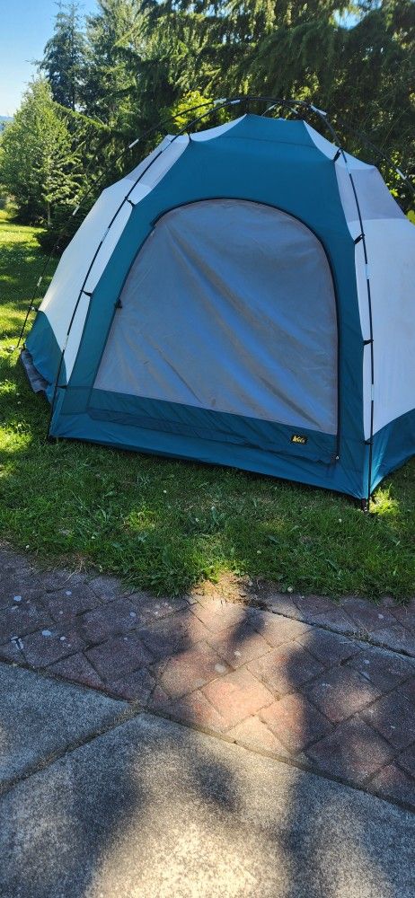 REI CAMP HUT-4 Dome Tent W Ground and Rain Cover