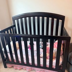 3 in-1 Convertible Crib /  3-Drawer Changer Dresser 