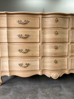 Free local delivery ! Stunning Vintage French Provincial Multi-Drawer Dresser